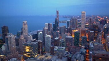 Akşam Chicago üzerinde Amazing havadan görünümü - seyahat fotoğrafçılığı