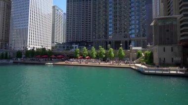 Güneşli bir günde Chicago Riverwalk 