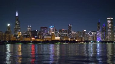 Gece Chicago siluetinin şehir ışıkları - seyahat fotoğrafçılığı