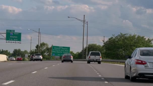 Tanda Keluar Rumah Sakit Eskenazi Dan Rumah Sakit Riley Chicago — Stok Video