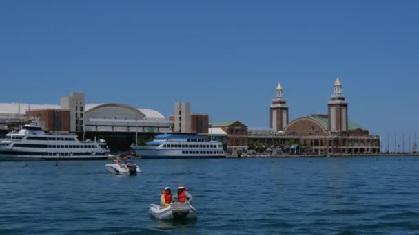Ναυτικό Λιμάνι Του Σικάγο Είναι Ένα Δημοφιλές Ορόσημο Στη Λίμνη — Αρχείο Βίντεο