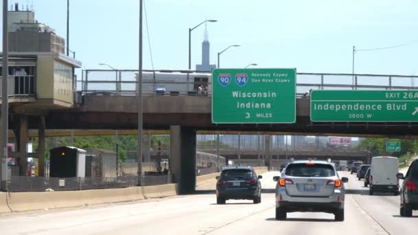 Straßenschilder Auf Der Autobahn Nach Wisconsin Und Indiana Chicago Usa — Stockvideo