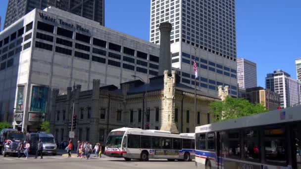 Chicago Street Corner Water Works Building Chicago Estados Unidos Junio — Vídeo de stock