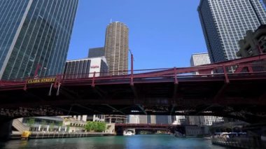 Clarke Caddesindeki Chicago Nehri üzerindeki köprüler - Chicago, ABD - 11 Haziran 2019