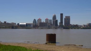 Güneşli bir günde Louisville Kentucky Skyline - Louisville, Kentucky - 14 Haziran 2019