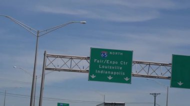 Karayolu üzerinde Louisville ve Indianapolis Yön işaretleri - seyahat fotoğrafçılığı