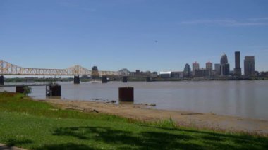 Güneşli bir günde Louisville Kentucky Skyline - seyahat fotoğrafçılığı