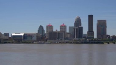 Güneşli bir günde Louisville Kentucky Skyline - seyahat fotoğrafçılığı