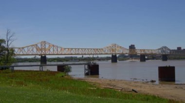 Ohio Nehri üzerinde George Rogers Clark Memorial Köprüsü - Louisville, Kentucky - 14 Haziran 2019