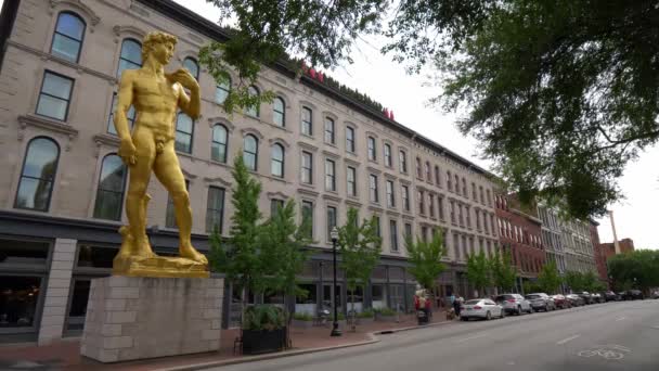 Golden David Statue Main Street Louisville Louisville Kentucky June 2019 — Stock Video