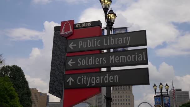 Направление Знаки Городе Сент Луис Saint Louis Missouri Июнь 2019 — стоковое видео