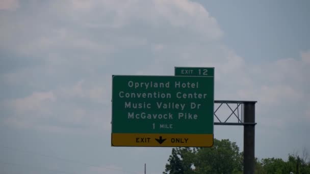 高速道路上のオプリーランドへの方向標識 ナッシュビル テネシー州 2019年6月16日 — ストック動画