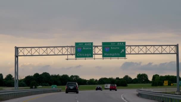 Κατεύθυνση Αυτοκινητόδρομου Σήματα Προς Μέμφις Και Σικάγο Φράνφορτ Ηπα Ιουνίου — Αρχείο Βίντεο
