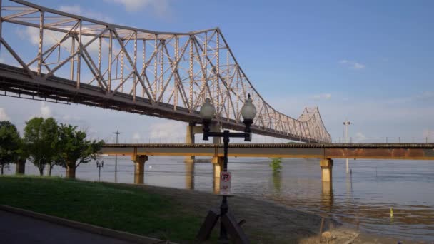 セントルイスのミシシッピ川に架かるマーティン ルーサー キング橋 セントルイス ミズーリ州 2019年6月19日 — ストック動画