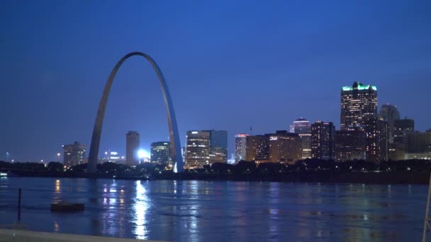 Hermoso Horizonte San Luis Con Puerta Enlace Arco Por Noche — Vídeos de Stock