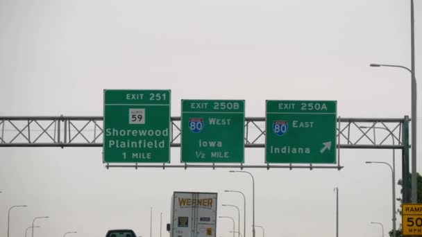 Verkehrsschilder Nach Iowa Und Indiana Auf Der Autobahn Chicago Illinois — Stockvideo