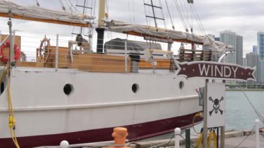Chicago Navy Pier'de rüzgarlı yelkenli tekne - Chicago, Illinois - 14 Haziran 2019