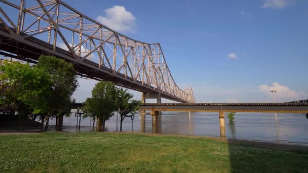 セントルイスのミシシッピ川に架かるマーティン ルーサー キング橋 セントルイス ミズーリ州 2019年6月19日 — ストック動画