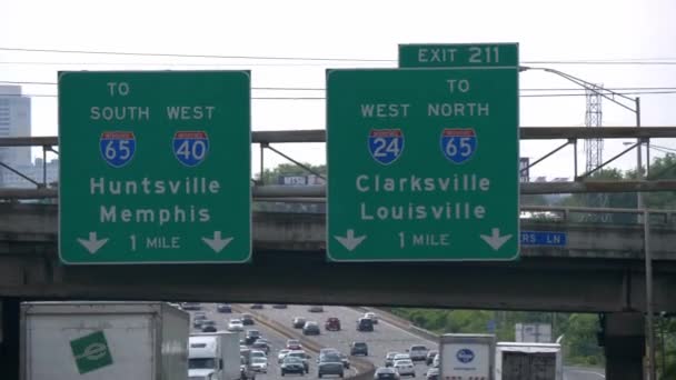 2019년 16일 테네시 내슈빌 고속도로에서 헌츠빌과 루이스빌로 표지판 — 비디오