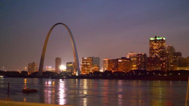 Gece Gateway Arch ile Saint Louis Skyline - seyahat fotoğrafçılığı