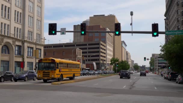 セントルイスのタッカーブルバードでスクールバスとストリートビュー セントルイス ミズーリ州 2019年6月19日 — ストック動画