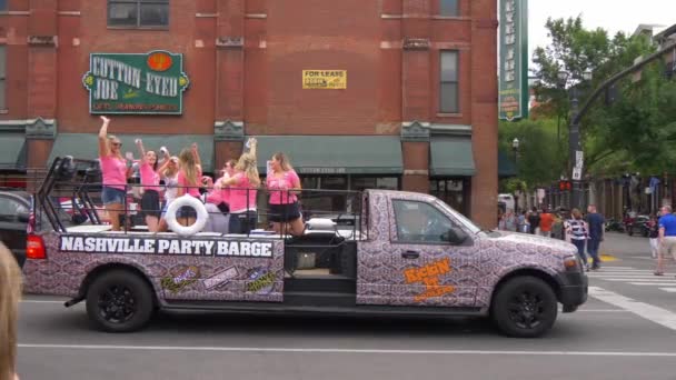 Κορίτσια Γιορτάζοντας Ένα Κόμμα Λεωφορείο Στο Νάσβιλ Νάσβιλ Τενεσί Ιουνίου — Αρχείο Βίντεο