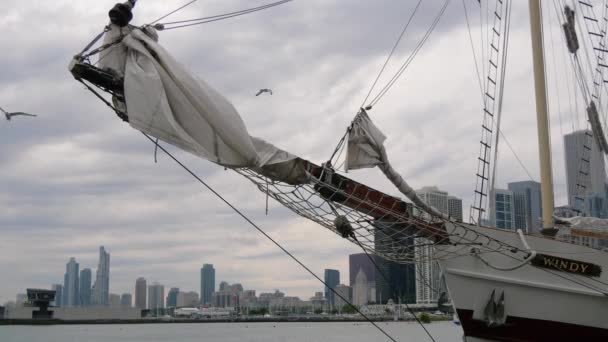 帆船在芝加哥海军码头 芝加哥 伊利诺伊州 2019年6月14日 — 图库视频影像