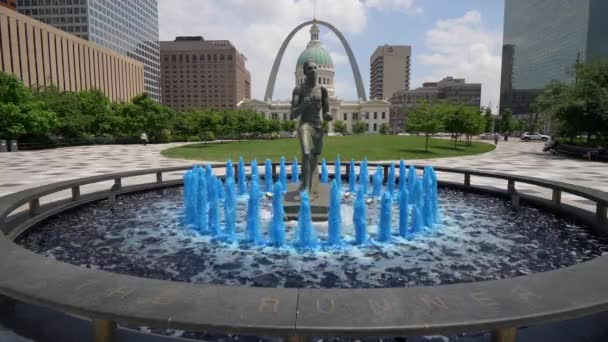 Fuente Agua Azul Con Estatua Del Corredor Parque Kiener Plaza — Vídeos de Stock