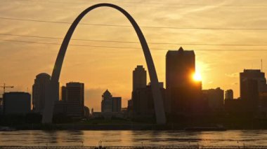 Gün batımında Saint Louis silueti - Saint Louis, Missouri - 19 Haziran 2019
