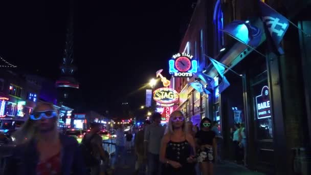 五颜六色的纳什维尔百老汇在晚上 一个大派对区 纳什维尔 田纳西州 2019年6月16日 — 图库视频影像