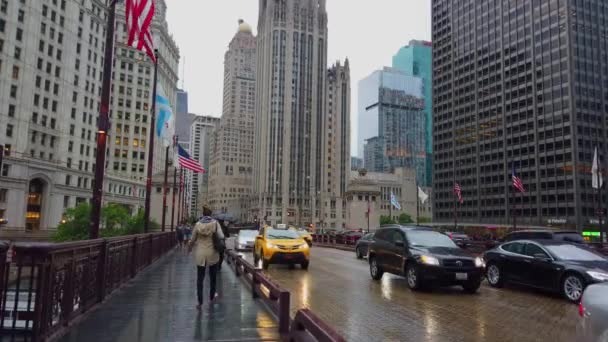 Caminhando Sobre Ponte Dusable Chicago Chicago Illinois Junho 2019 — Vídeo de Stock