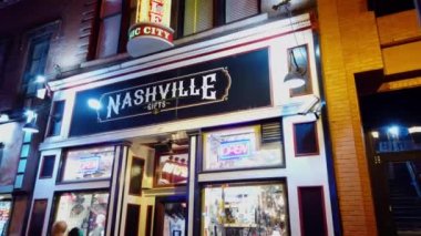 Gece Nashville Broadway üzerinde yürüyüş - Nashville, Tennessee - 16 Haziran 2019
