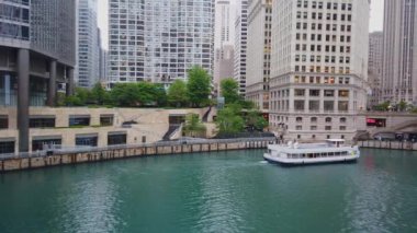 Şehir merkezindeki Chicago River'da Mimarlık - Chicago, Illinois - 12 Haziran 2019
