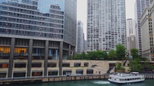 シカゴ川のオフィスビル シカゴ イリノイ州 2019年6月12日 — ストック動画