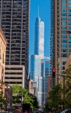 Trump Tower and Hotel, Chicago'nun bir sokak kanyonunda - Chicago, Illinois - 12 Haziran 2019