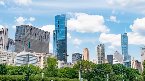 Grant Park'tan Chicago'da modern mimari görünümü - Chicago, Illinois - 12 Haziran 2019