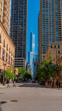 Trump Tower and Hotel, Chicago'nun bir sokak kanyonunda - Chicago, Illinois - 12 Haziran 2019