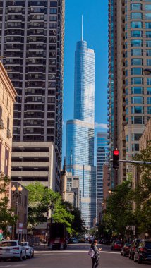 Trump Tower and Hotel, Chicago'nun bir sokak kanyonunda - Chicago, Illinois - 12 Haziran 2019