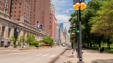 Chicago Grant Park'ta Michigan Avenue sokak görünümü - Chicago, Illinois - 12 Haziran 2019