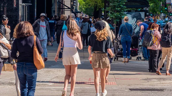 シカゴのミシガンアベニューを歩く人々 シカゴ イリノイ州 2019年6月12日 — ストック写真