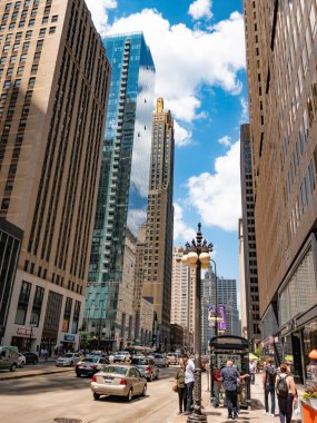 Chicago'da Michigan Caddesi'nde yürüyüş - yoğun bir yer - Chicago, Illinois - 12 Haziran 2019