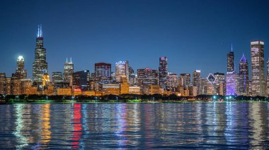 Akşam Chicago silueti üzerinde geniş açı görünümü - Chicago, Illinois - 12 Haziran 2019