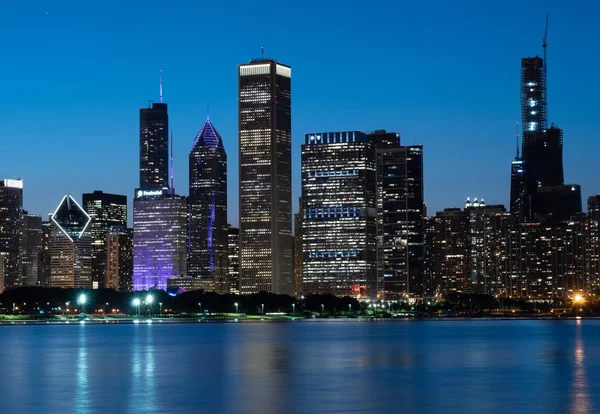 夕方のシカゴ スカイラインの街灯 イリノイ州シカゴ 2019年6月12日 — ストック写真