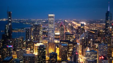 Gece Chicago - gökdelenler üzerinde inanılmaz havadan görünümü - Chicago, Illinois - 12 Haziran 2019