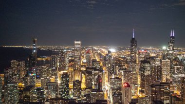 Gece Chicago şehri - yukarıdan harika bir manzara - seyahat fotoğrafçılığı