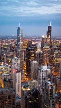 Gece Chicago - şehir merkezinde etkileyici havadan görünüm - Chicago, Illinois - 12 Haziran 2019