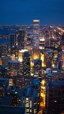 Chicago gece - gökdelenler üzerinde inanılmaz hava görünümü - seyahat fotoğrafçılığı