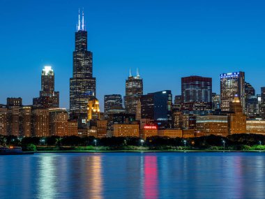 Akşam Chicago Skyline şehir ışıkları - Chicago, Illinois - 12 Haziran 2019