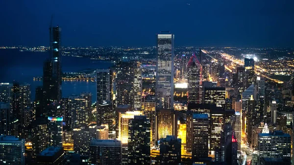 夜のシカゴの超高層ビル 航空写真 シカゴ イリノイ州 2019年6月12日 — ストック写真