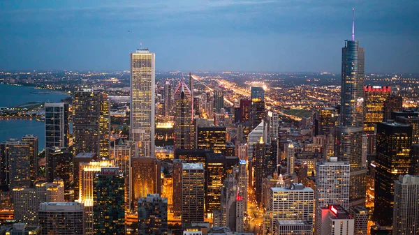 夜のシカゴ ダウンタウンの印象的な航空写真 旅行写真 — ストック写真